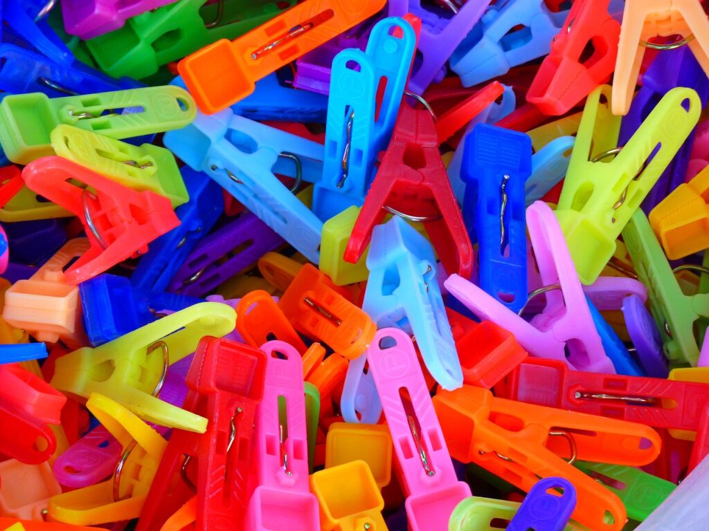 clothespins, multicoloured, laundry-43231.jpg